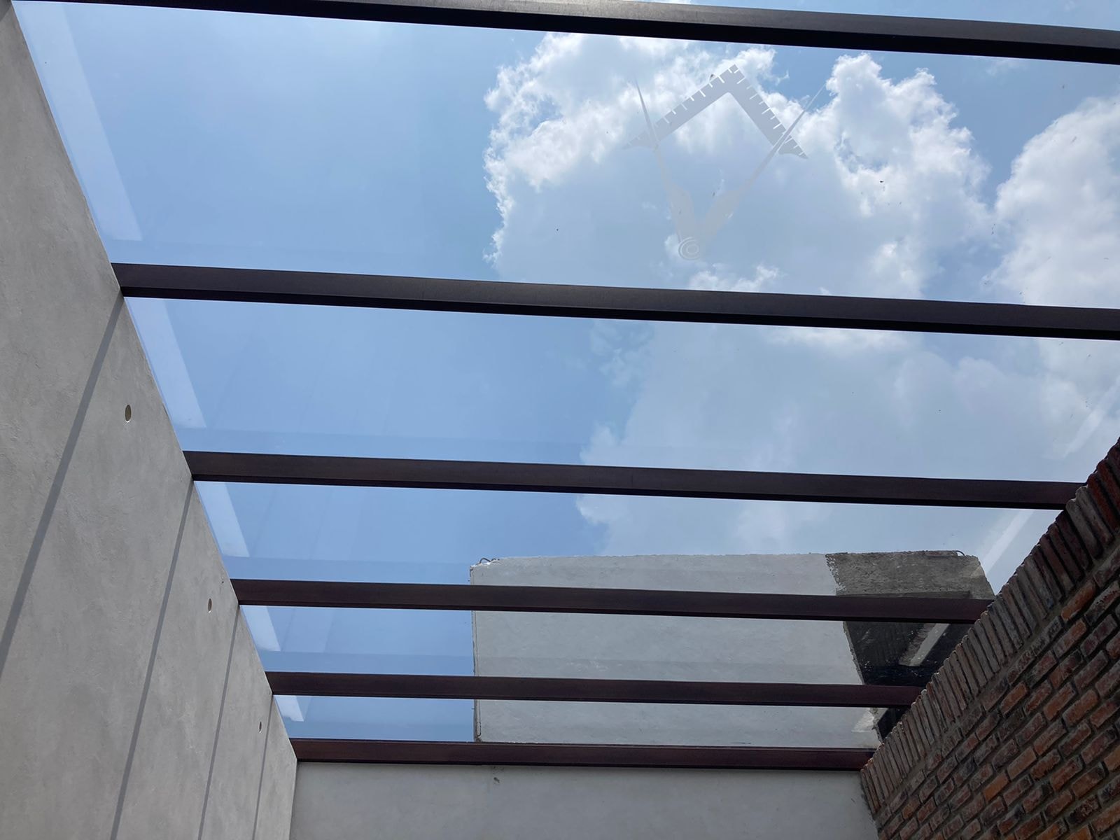 Pérgola de vidrio y acero